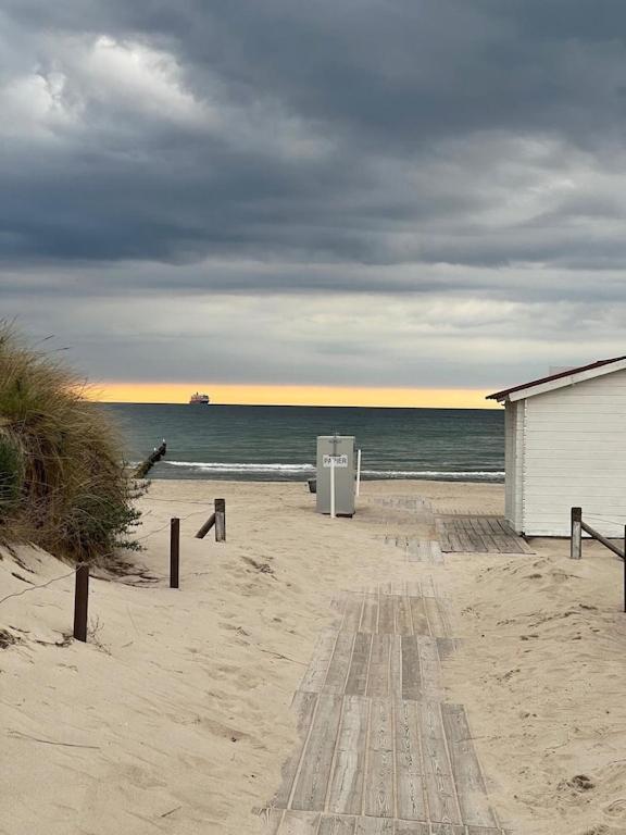 Beachside Haven: Exclusive Warnemünde With Sauna *