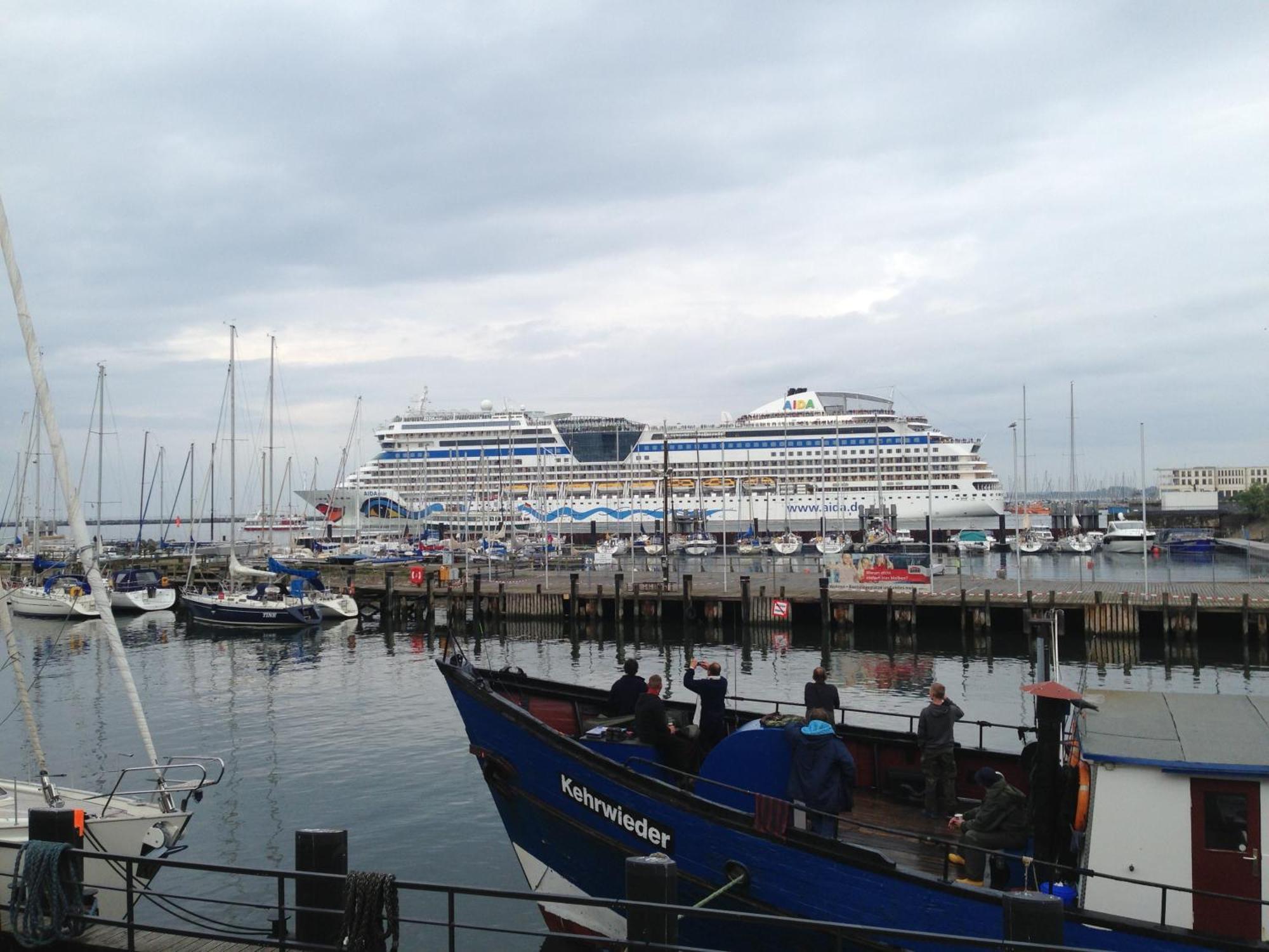 Beachside Haven: Exclusive Warnemünde With Sauna *